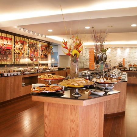 Hotel Barcelo Guadalajara Restaurant foto The buffet at the restaurant