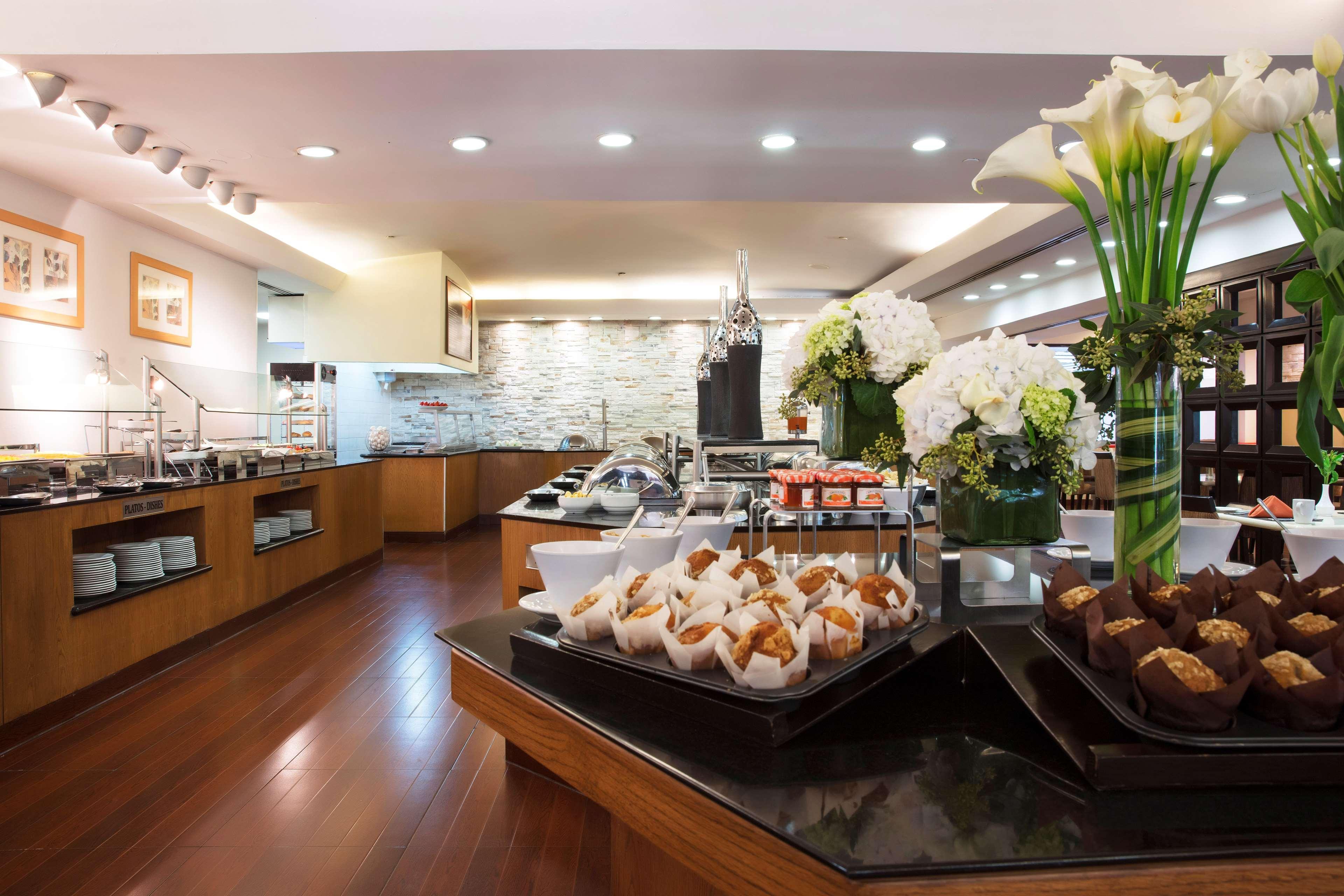 Hotel Barcelo Guadalajara Exterior foto The buffet at the lounge