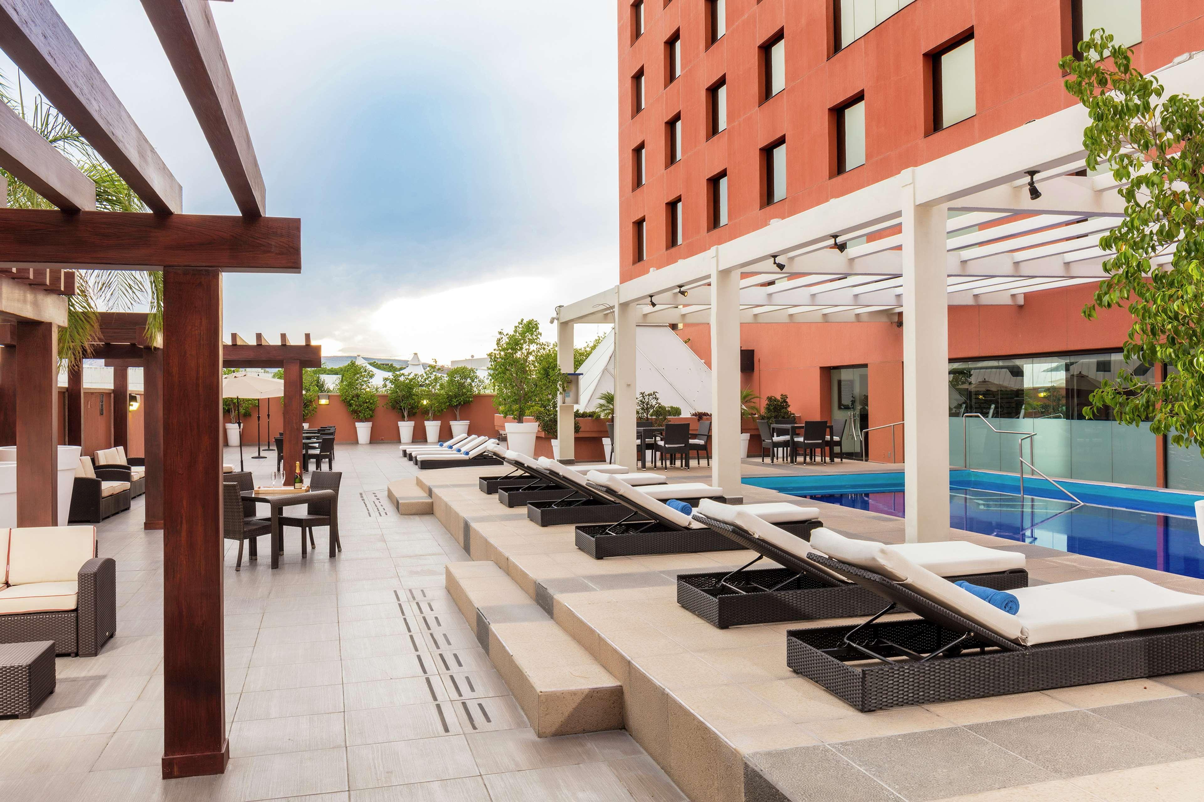 Hotel Barcelo Guadalajara Exterior foto The rooftop pool at the hotel