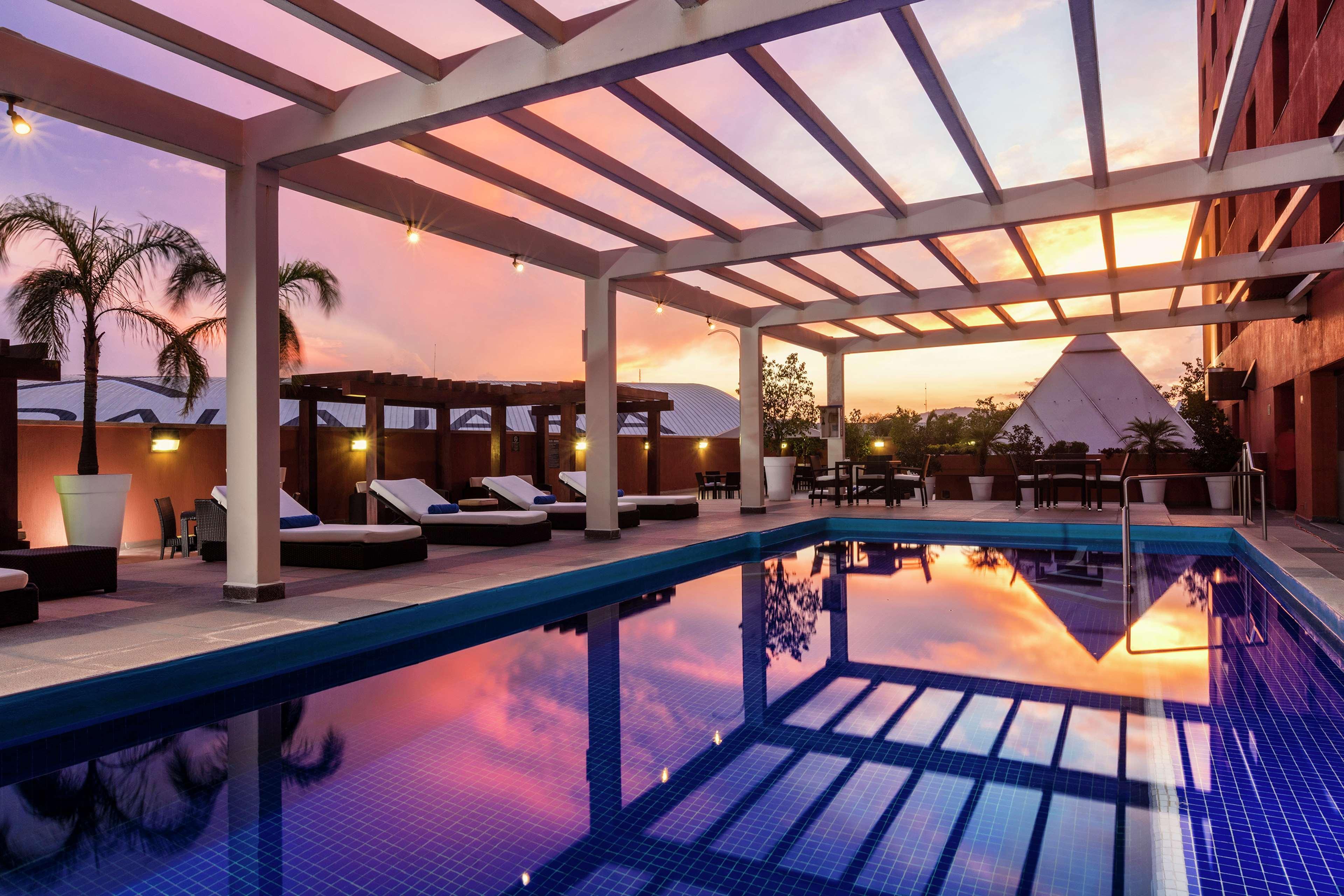 Hotel Barcelo Guadalajara Exterior foto The pool at the hotel