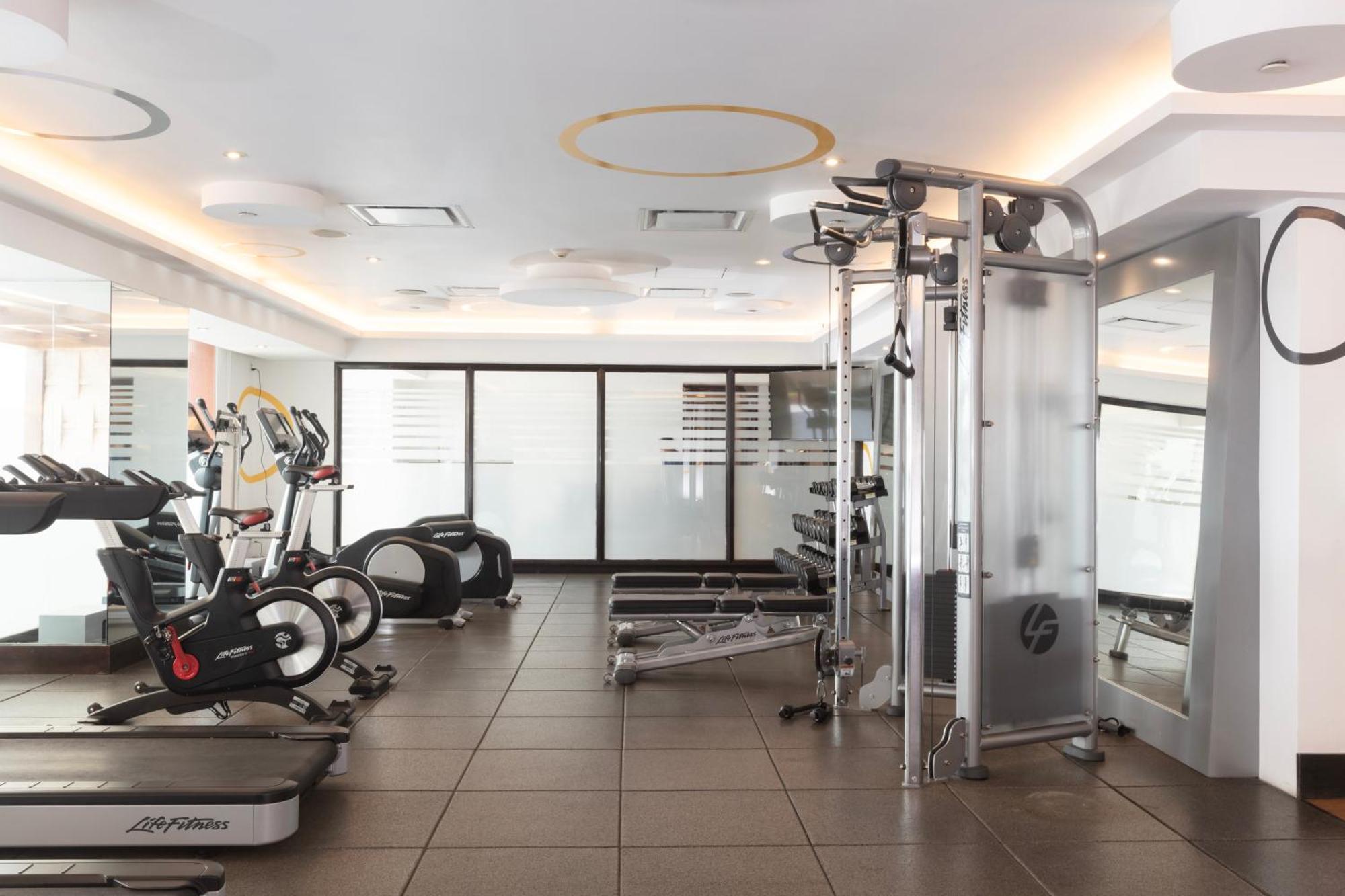 Hotel Barcelo Guadalajara Exterior foto The gym at the hotel