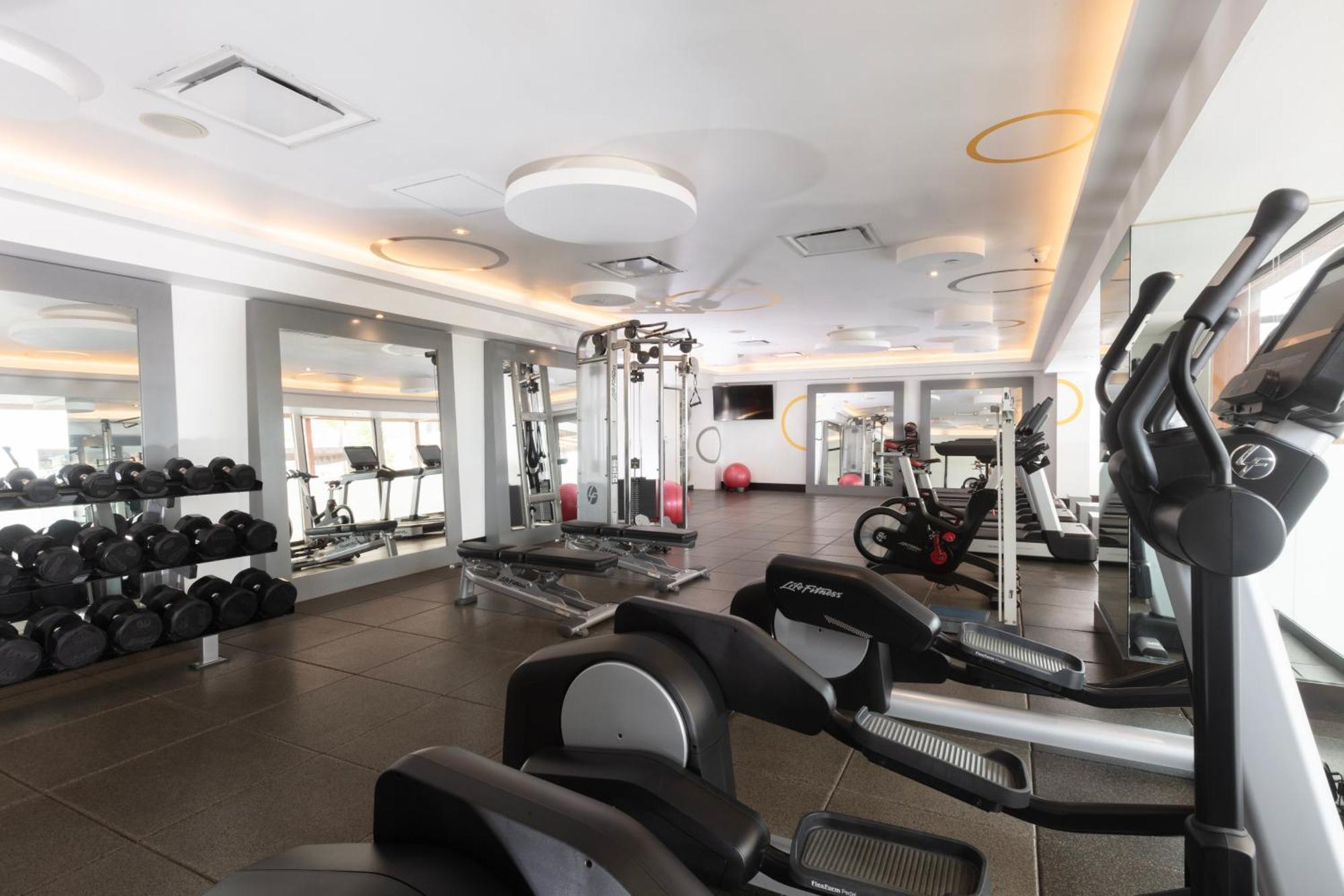 Hotel Barcelo Guadalajara Exterior foto The gym at the hotel