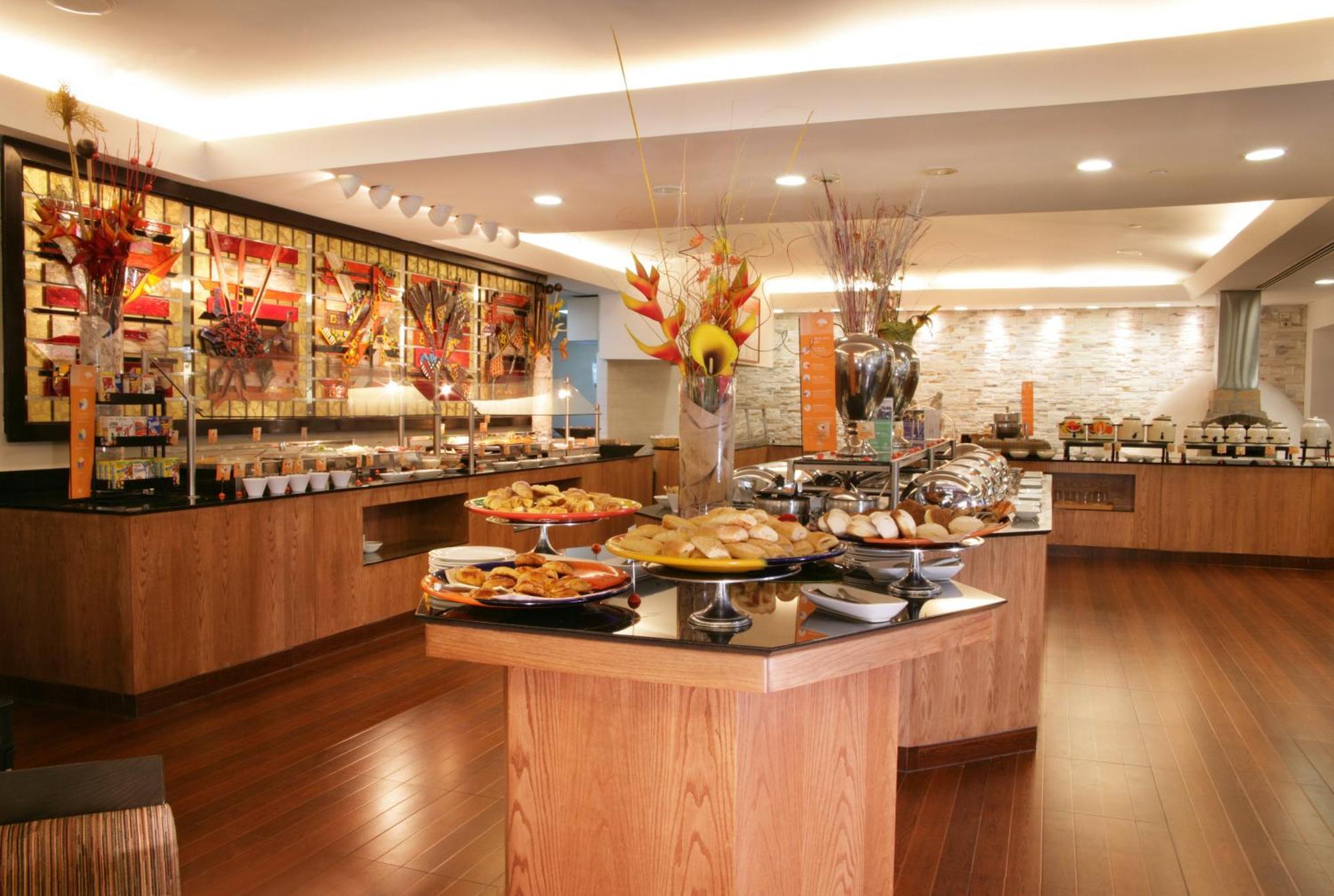 Hotel Barcelo Guadalajara Restaurant foto The buffet at the restaurant