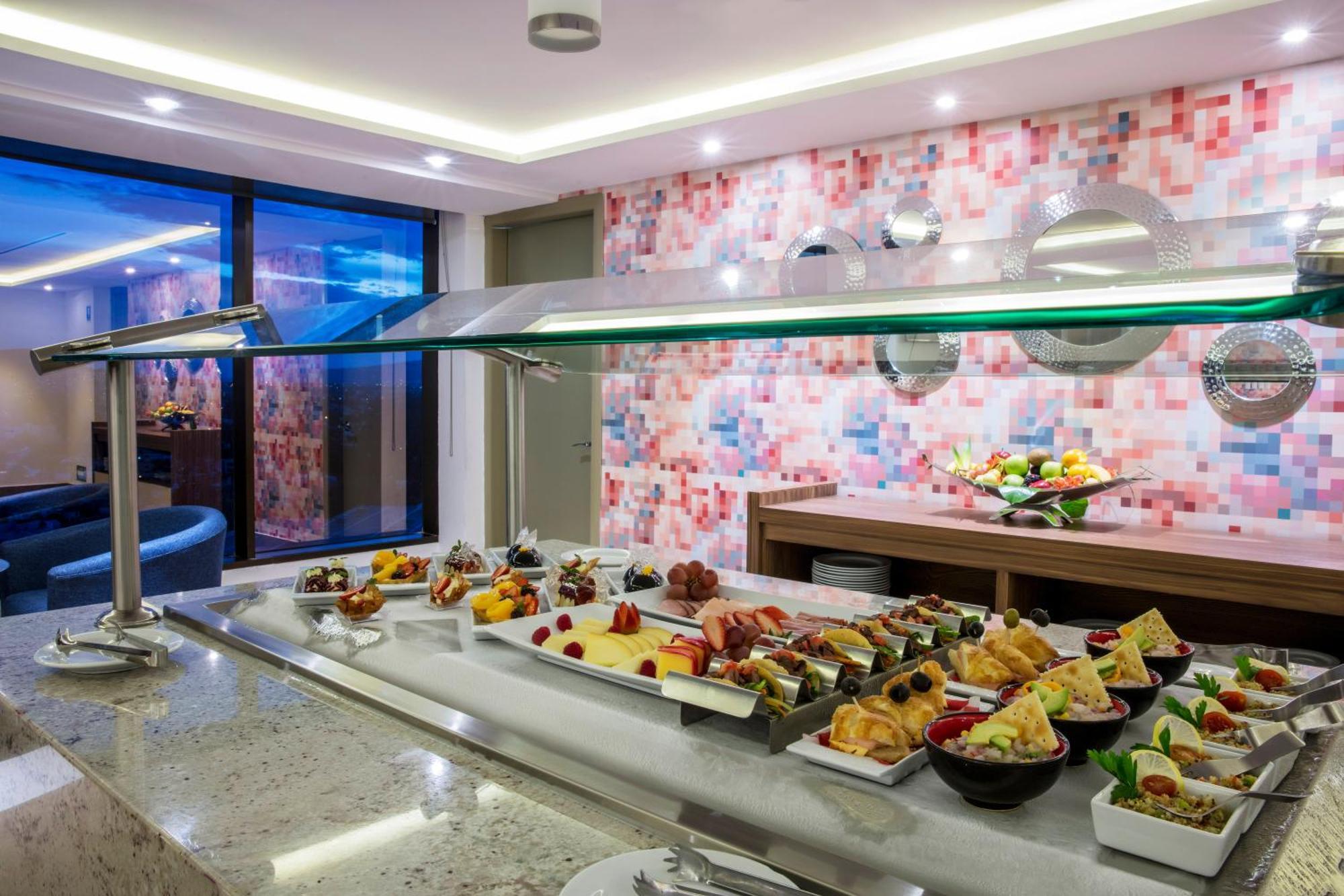 Hotel Barcelo Guadalajara Exterior foto A buffet at a hotel